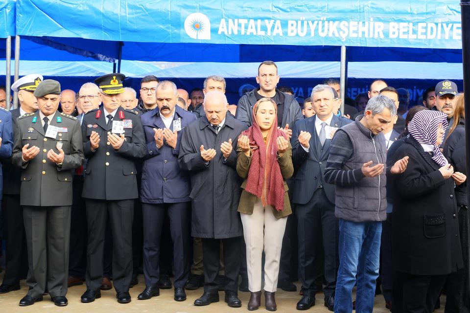 HELİKOPTER KAZASINDA HAYATINI KAYBEDEN 3 KİŞİ İÇİN TÖREN DÜZENLENDİ PİLOTLAR VE ATT PERSONELİ YAKINLARINI SAĞLIK ÇALIŞANLARI TESELLİ ETTİ