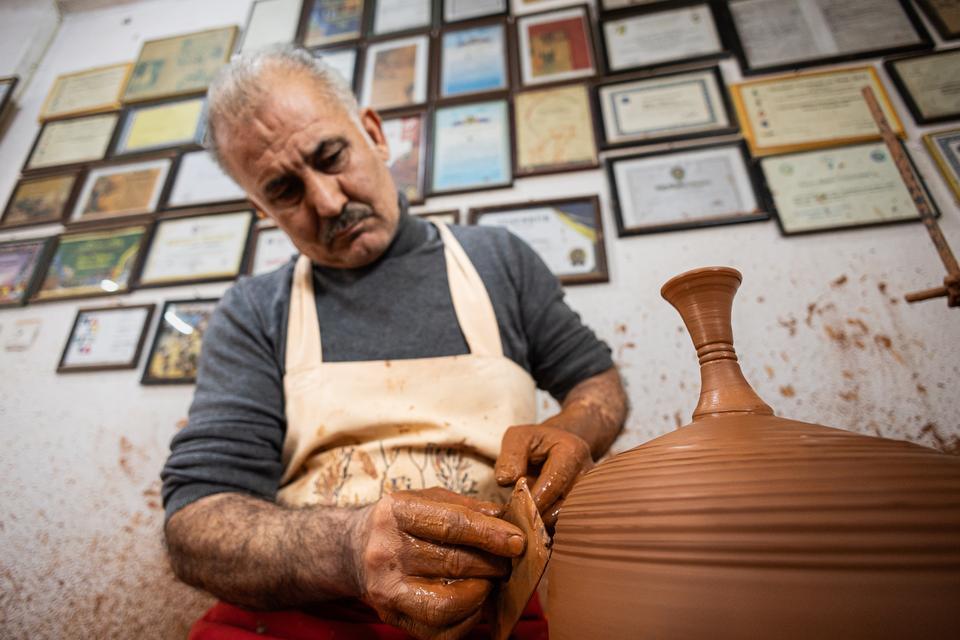 ÖMRÜNÜ ÇÖMLEKÇİLİĞE ADAYAN UNESCO ÖDÜLLÜ SANATKÂR DÜNYAYA USTA YETİŞTİRİYOR AHMET TAŞHOMCU: "ÇOK ÖDÜL ALDIM; AMA UNESCO YAŞAYAN İNSAN HAZİNESİ ÖDÜLÜ BAMBAŞKA" 46 YILLIK ÇÖMLEK USTASININ AYAKTA KALMASININ SIRRI GÜNÜMÜZE AYAK UYDURMASINDA