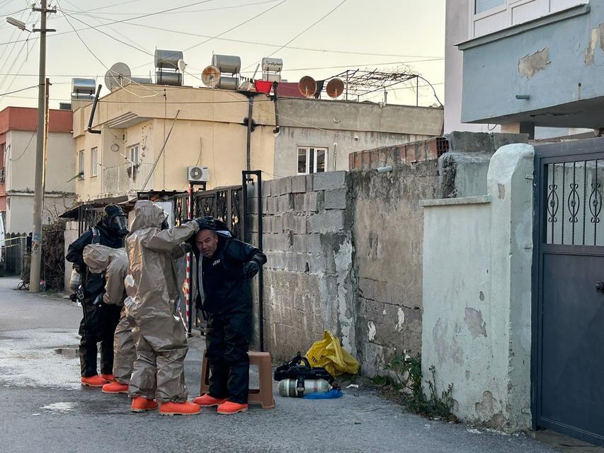 MERSİN'DE ZEHİRLENME: 2 ÇOCUK ÖLDÜ, 5 KİŞİ TEDAVİ ALTINDA MERSİN'İN TARSUS İLÇESİNDE KİMYASAL ZEHİRLENME ŞÜPHESİYLE HASTANEYE KALDIRILAN 8 KİŞİLİK AİLEDEN 2 ÇOCUK HAYATINI KAYBETTİ, 5'İNİN DURUMUNUN İSE AĞIR OLDUĞU ÖĞRENİLDİ