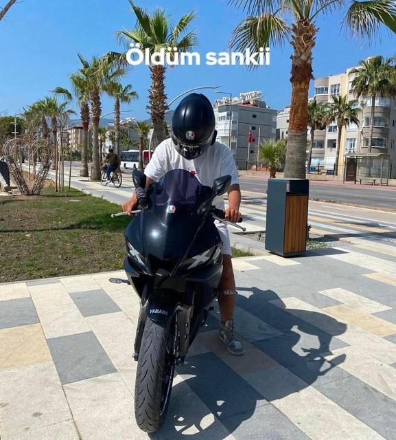 "ÖLDÜM SANKİ" DİYE PAYLAŞTIĞI MOTOSİKLETİ 17 YAŞINDAKİ GENCİ ÖLÜME GÖTÜRDÜ 17 YAŞINDAKİ GENCİ HAYATTAN KOPARAN KAZADA KAMYONET SÜRÜCÜSÜNÜN ALKOLLÜ OLDUĞU ORTAYA ÇIKTI GENCİN GEÇTİĞİMİZ YIL MOTOSİKLET ÜZERİNDE SOSYAL MEDYASINDAN PAYLAŞTIĞI BİR FOTOĞRAFTA 'ÖLDÜM SANKİ' YAZISI İSE DİKKAT ÇEKTİ