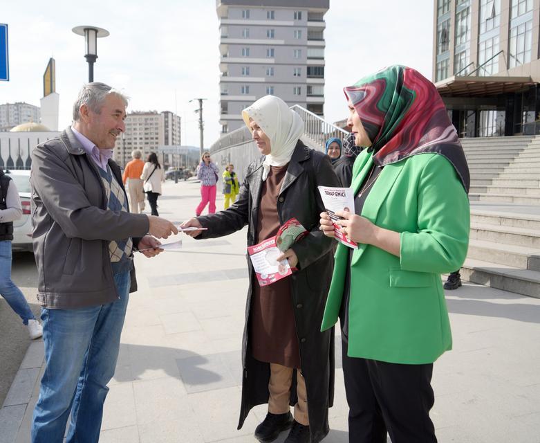 ANNE VE KIZININ MUHTARLIK YARIŞI: BİRBİRİNE RAKİP OLDULAR RAKİP OLAN ANNE VE KIZI, MUHTAR OLABİLMEK İÇİN SOKAK SOKAK GEZİP OY İSTİYOR