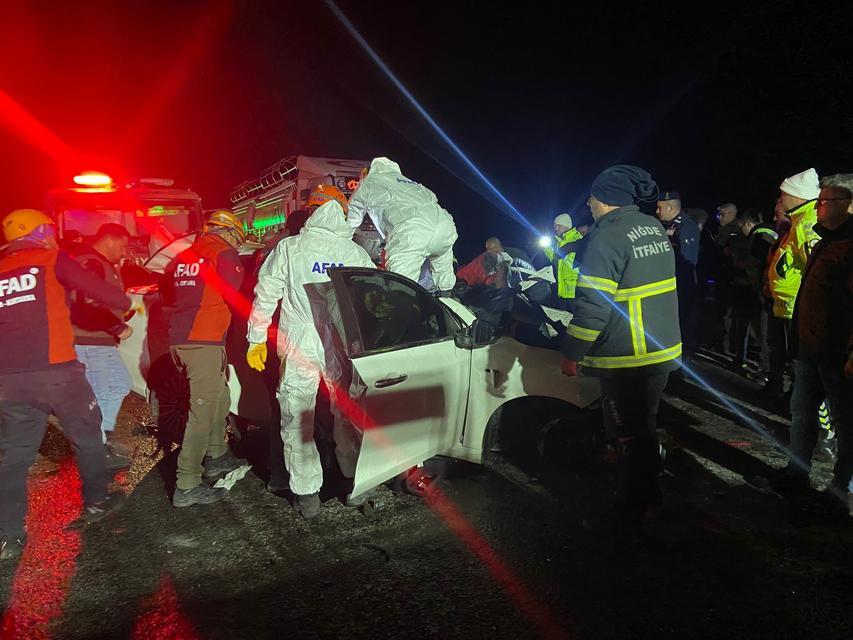 NİĞDE'DE FECİ KAZA: 2 ÖLÜ, 1 AĞIR YARALI