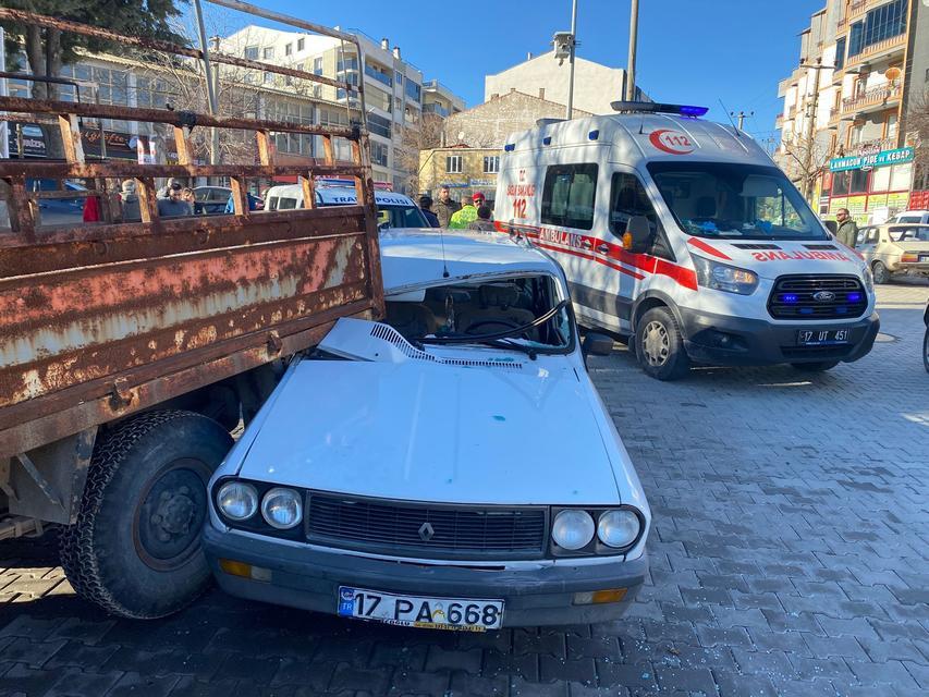 Kamyonete arkadan çarpan otomobilin sürücüsü yaralandı