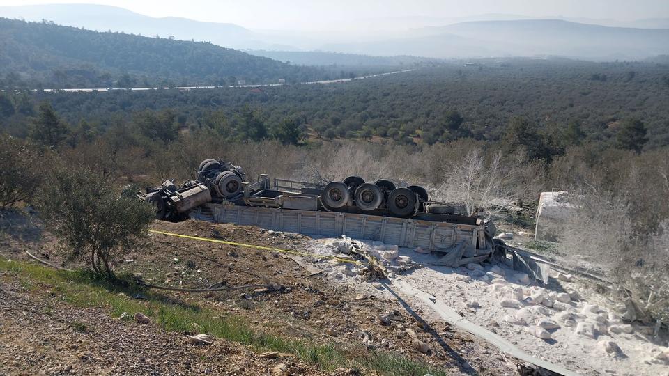 MERSİN'DE ŞARAMPOLE DEVRİLEN TIRDAKİ 2 KİŞİ ÖLDÜ