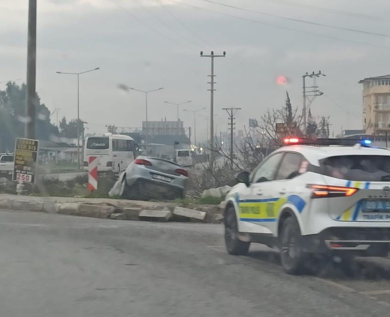 SÜRÜCÜSÜNÜN DİREKSİYON HAKİMİYETİNİ KAYBETTİĞİ OTOMOBİL YOLDAN ÇIKTI: O ANLAR KAMERADA