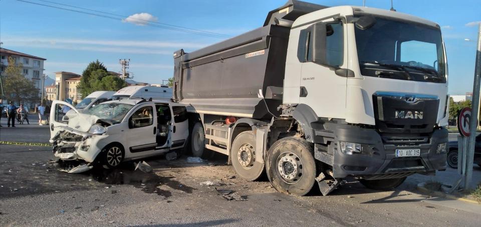 BALIKESİR'DE HAFİF TİCARİ ARAÇLA KAMYON ÇARPIŞTI: 6 YARALI