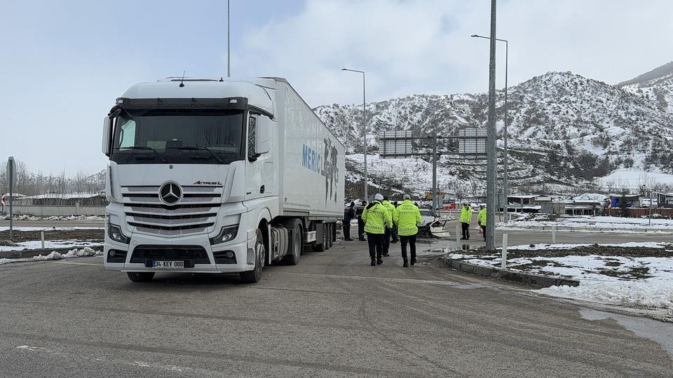 TOKAT'TA TIRA ÇARPAN OTOMOBİLDEKİ SÜRÜCÜ ÖLDÜ, 2 YOLCU YARALANDI