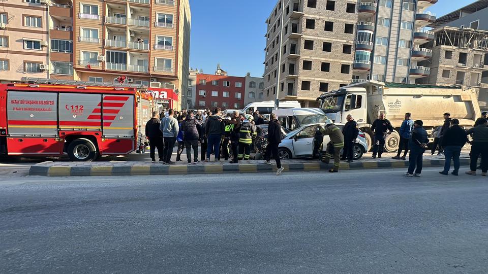 Freni patlayan hafriyat kamyonu 5 aracı biçti