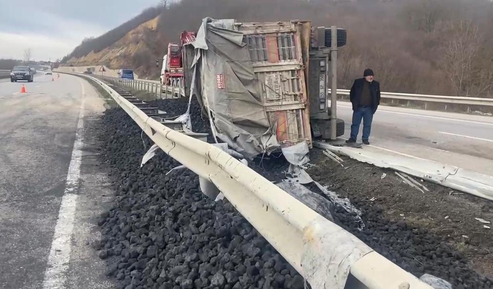 Kömür yüklü tır yan yattı