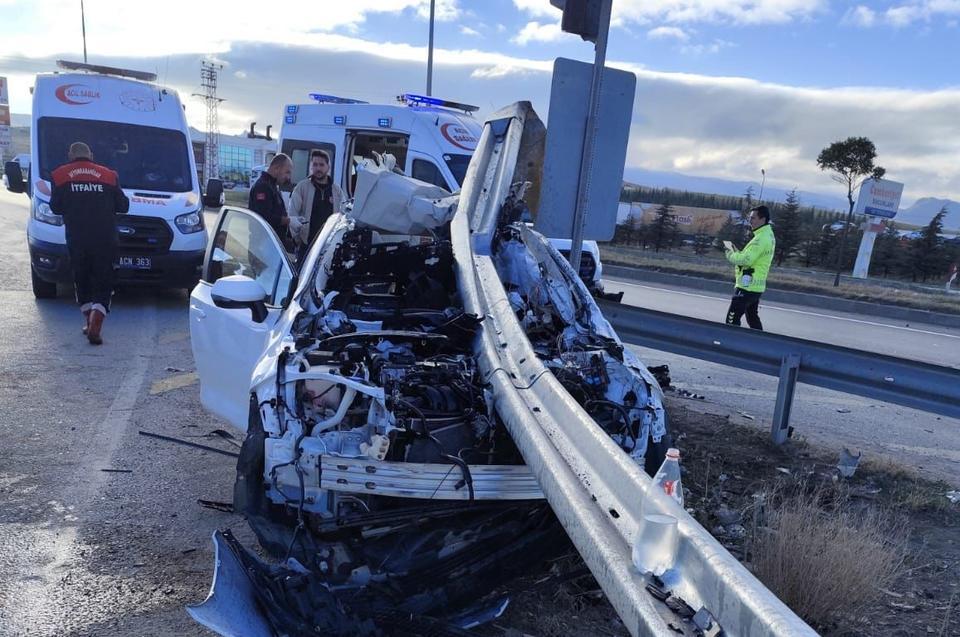 Bariyere ok gibi saplanan otomobilde bir kişi öldü, 3 kişi yaralandı