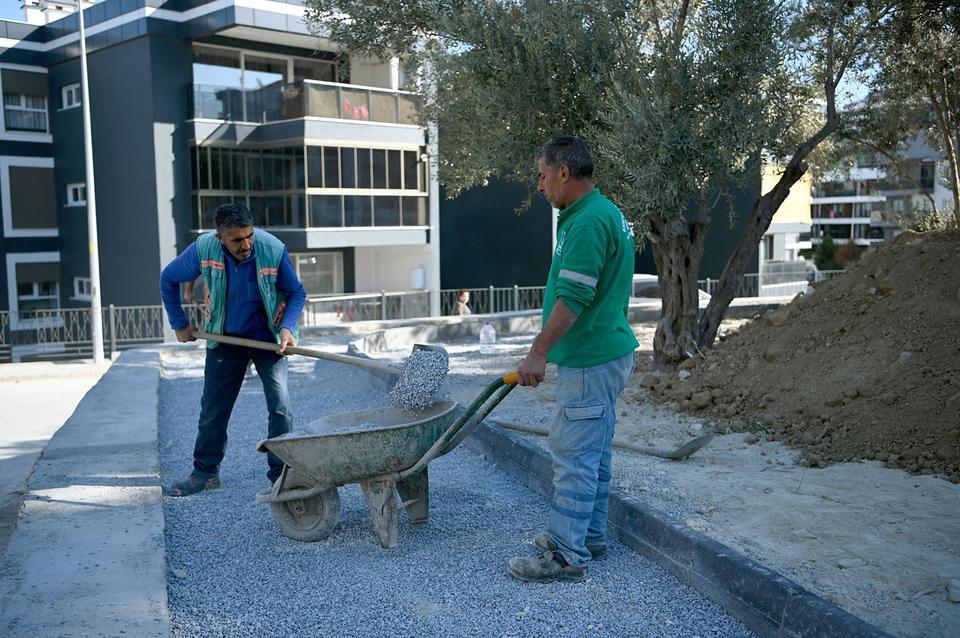 KUŞADASI BELEDİYESİ DEĞİRMENDERE'DE PARK YENİLEME ÇALIŞMASINA BAŞLADI