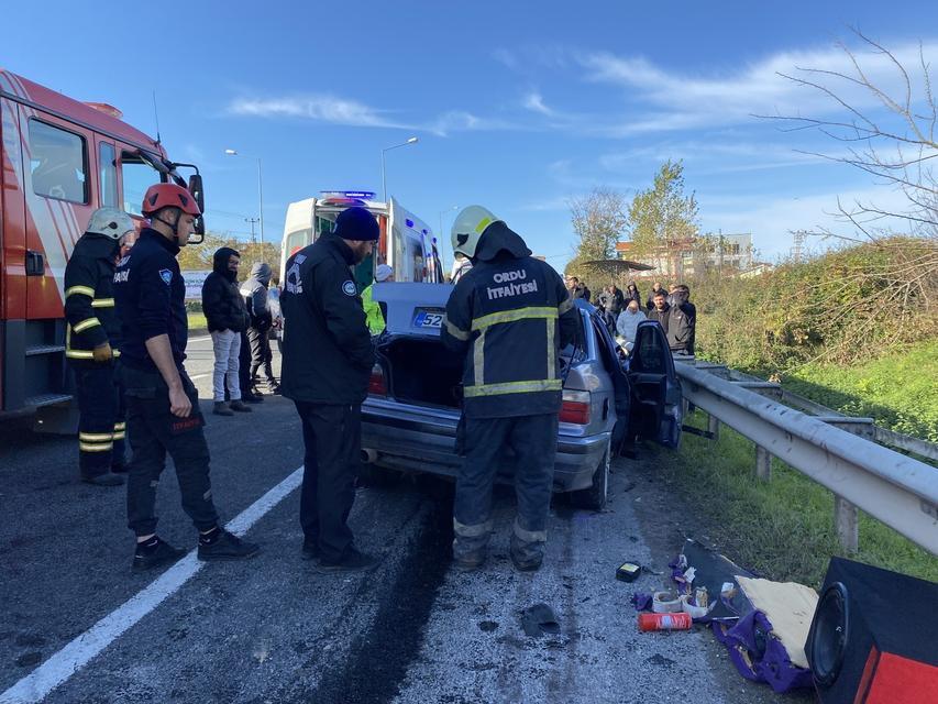 OTOMOBİL, KAVŞAKTAN DÖNEN KAMYONA ARKADAN ÇARPTI: 3 ÖLÜ