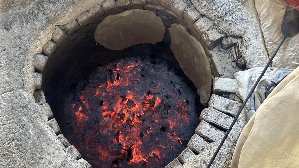 DAĞ KÖYÜNDEN ÇIKIP AÇTIĞI FIRINDA TANDIR EKMEĞİ YAPARAK PATRON OLDU