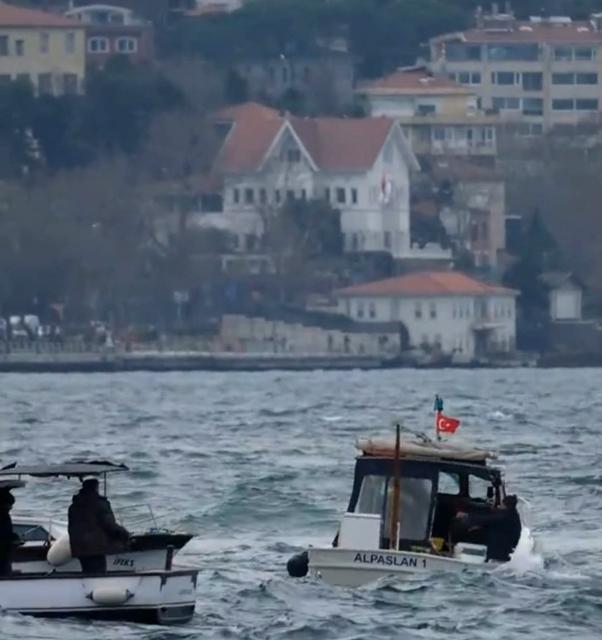 DALGA NEDENİYLE DENİZE DÜŞEN BALIKÇIYI KURTARMA OPERASYONU KAMERADA DALGANIN VURDUĞU TEKNELERİ BALIKÇI DENİZE DÜŞTÜ, YARDIMINA DİĞER BALIKÇILAR KOŞTU