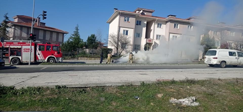 ARNAVUTKÖY'DE SEYİR HALİNDEKİ FİAT TOFAŞ OTOMOBİL ALEV TOPUNA DÖNDÜ