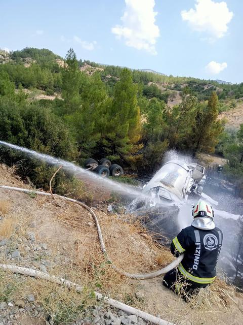 LPG YÜKLÜ TANKER ŞARAMPOLE DEVRİLDİ