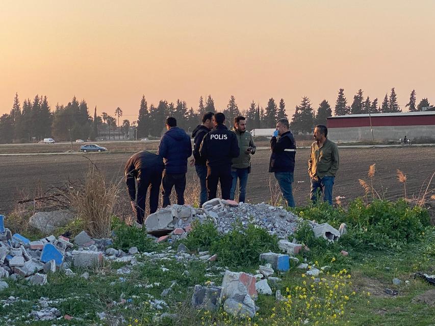 ARACI ARIZA YAPAN VATANDAŞ FARK ETTİ: ADANA'DA İNSAN KEMİKLERİ VE KAFATASI BULUNDU