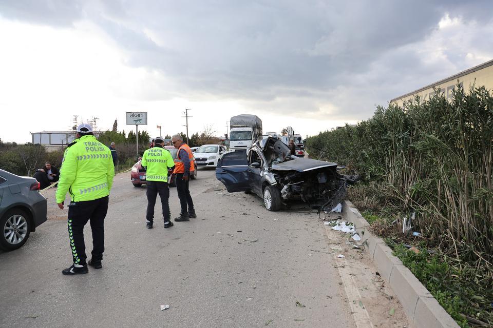 ADANA'DA OTOMOBİL KARŞI ŞERİDE GEÇİP MİDİBÜSE ÇARPTI: 2 ÖLÜ, 14 YARALI YOLUN KARŞISINDAKİ İŞÇİ SERVİSİNE ÇARPAN OTOMOBİLDEKİ ANNE VE OĞLU HAYATINI KAYBETTİ FORD MARKA OTOMOBİL HURDA YIĞININA DÖNDÜ