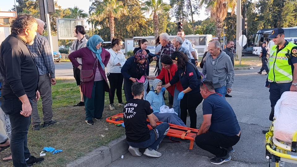 ANTALYA'DA OTEL ÇALIŞANLARINI TAŞIYAN SERVİS ARAÇLARI ÇARPIŞTI: 13 YARALI