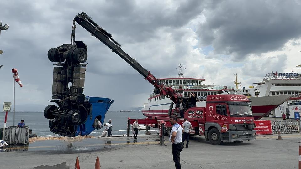 Freni boşalan tır denize düştü