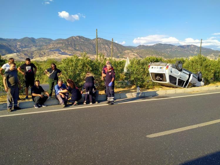 TAKLA ATARAK TERS DÖNEN OTOMOBİLDEN BURUNLARI KANAMADAN ÇIKTILAR