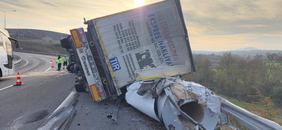 Balıkesir'de tır yan yattı; 1 yaralı