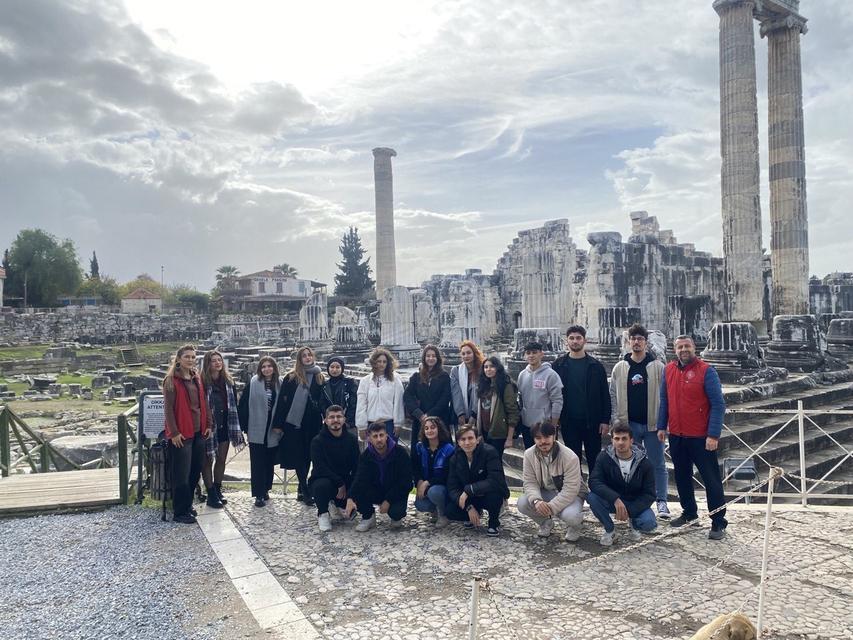 Gençler Apollon Tapınağı'nı gezdi