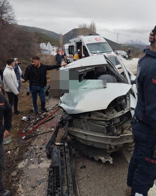 Otomobiller kafa kafaya çarpıştı: 1 ölü, 3 yaralı