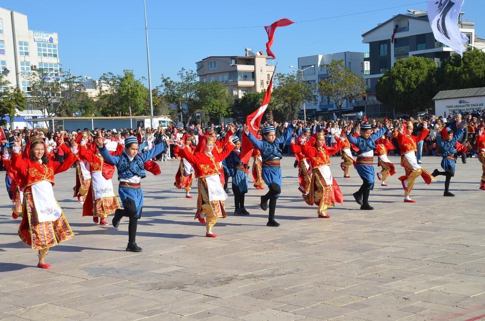 Didim'de 29 Ekim Cumhuriyet Bayramı renkli görüntülerle kutlandı