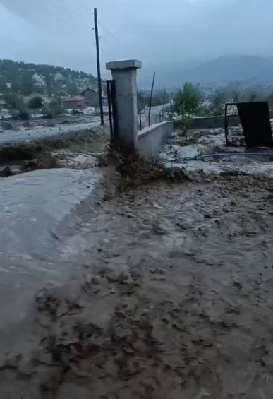 Yoğun yağış köyü vurdu, sokakları su bastı