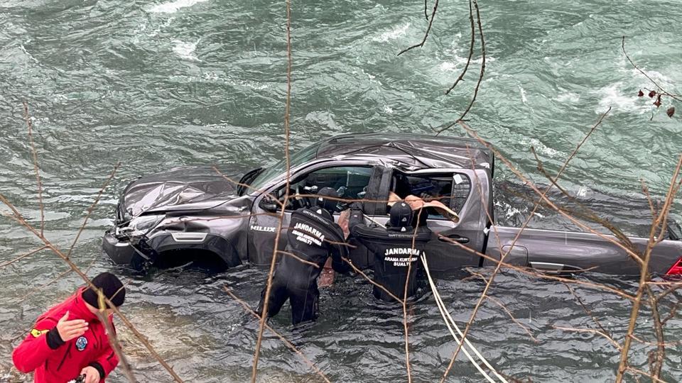 TUNCELİ'DE OTOMOBİL ÇAYA DÜŞTÜ: 1 YARALI