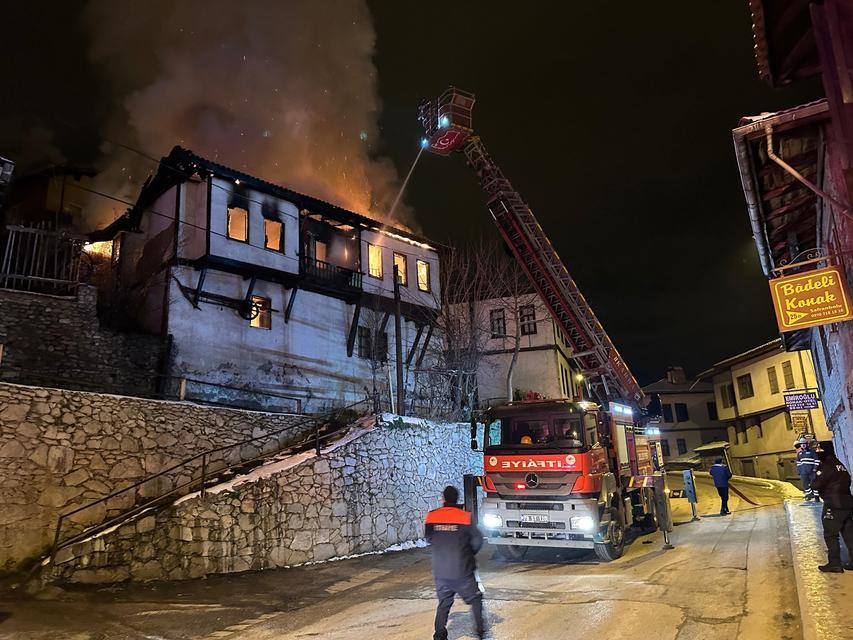 SAFRANBOLU'DA 150 YILLIK TARİHİ KONAK ALEVLERE TESLİM OLDU