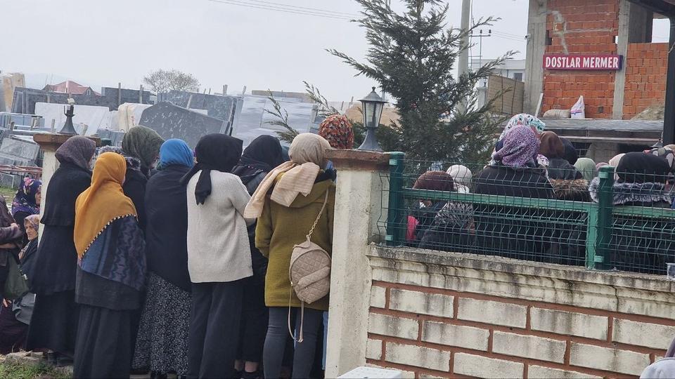 SERVİSİ KAÇIRDI, İŞE YÜRÜYEREK GİDERKEN KAMYONET ÇARPTI HASTANEDE HAYATINI KAYBEDEN 30 YAŞINDAKİ KADIN SON YOLCULUĞUNA UĞURLANDI