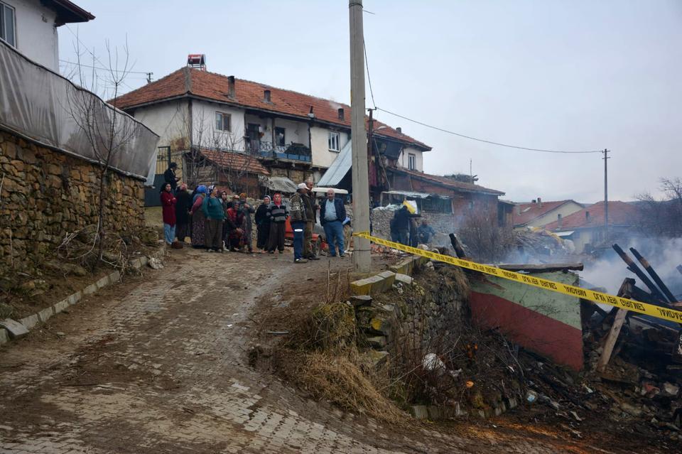 HOCALAR'DA 29 HAYVANIN TELEF OLDUĞU YANGININ BOYUTU GÜN AĞARINCA ORTAYA ÇIKTI KÖY MUHTARI MEVLÜT KOÇ: "FACİANIN SORUMLUSU, ESKİ BİNALARIN YENİLENMESİNİ, İMAR İZNİ VERMEYEREK ENGELLEYEN İL ÖZEL İDARESİDİR"