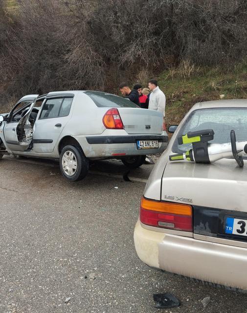 ISPARTA'DA OTOMOBİLLER KAFA KAFAYA ÇARPIŞTI: 1 ÖLÜ, 3 YARALI