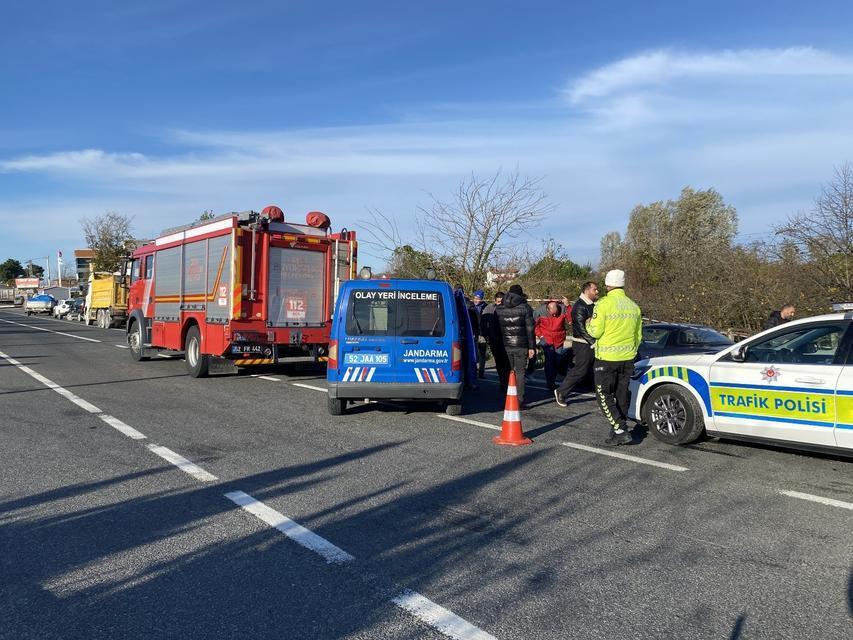 OTOMOBİL, KAVŞAKTAN DÖNEN KAMYONA ARKADAN ÇARPTI: 3 ÖLÜ