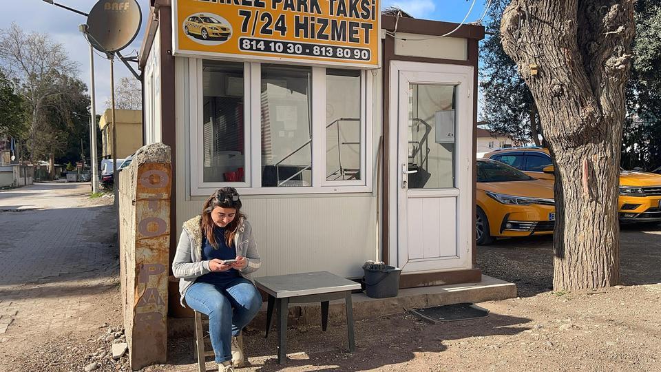 BABASININ HASTA OLMASIYLA DİREKSİYONA GEÇEN TAKSİCİ EMİNE'NİN HAYALİ TIR ŞOFÖRÜ OLMAK