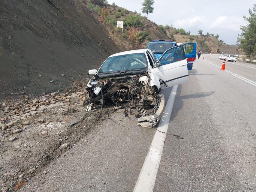 BURDUR'DA 3 ARAÇLI ZİNCİRLEME KAZA: 5 YARALI