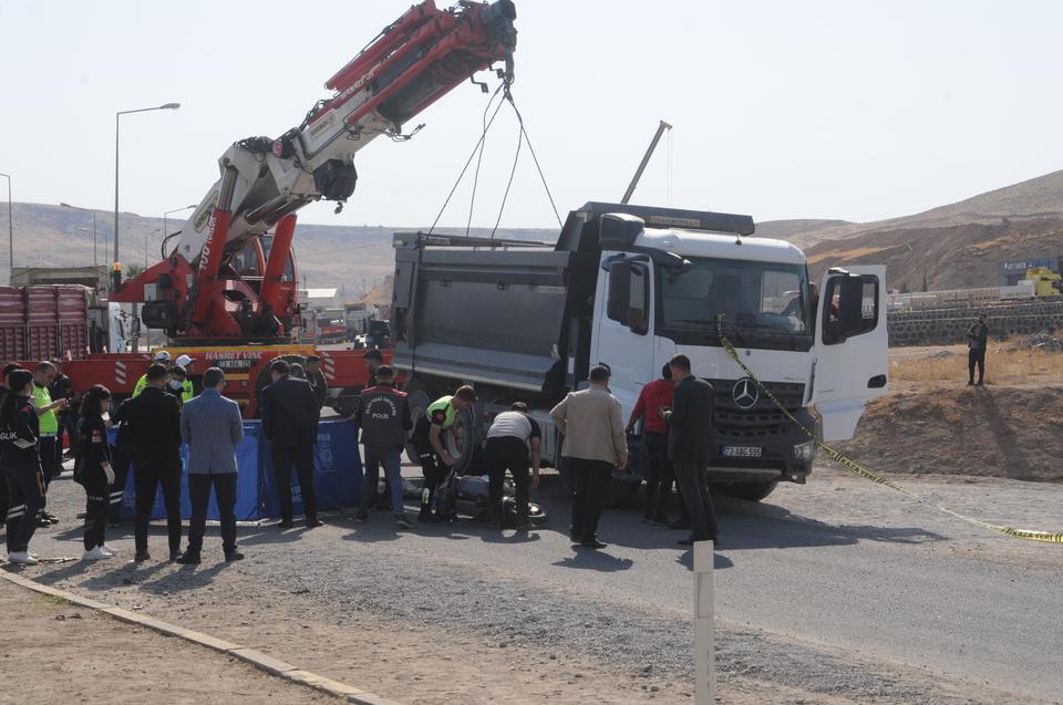 ŞIRNAK'TA KAMYON İLE MOTOSİKLET ÇARPIŞTI: 1 ÖLÜ