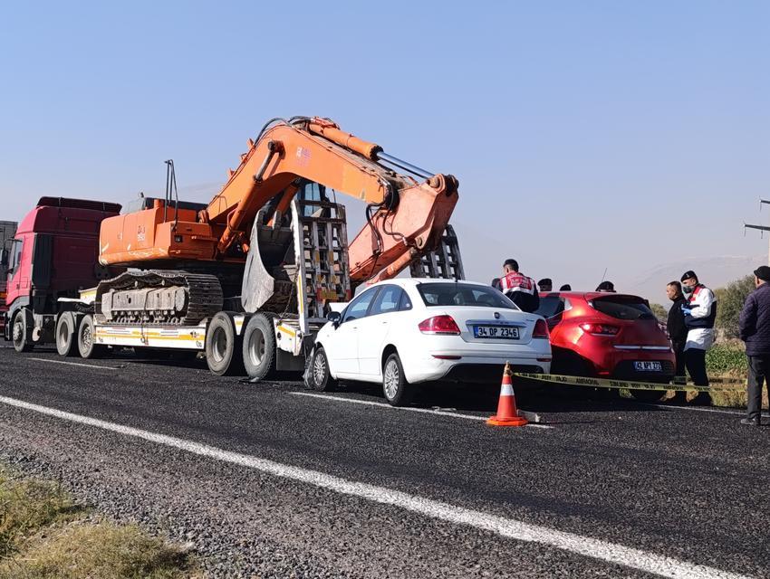 AFYONKARAHİSAR'DA ZİNCİRLEME TRAFİK KAZASI: 9 YARALI