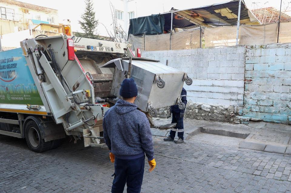 EFELER'DE BELEDİYE EKİPLERİNCE TEMİZLİK AKSAMIYOR BAŞKAN YETİŞKİN: "VATANDAŞLARIMIZIN MAĞDUR OLMASINA İZİN VERMEYECEĞİZ"