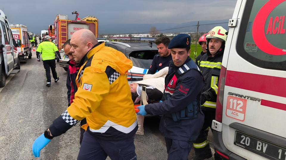 İZMİR'DEN DENİZLİ'YE TURNUVAYA GELEN ÖĞRENCİLER KAZA YAPTI: 2 ÖLÜ, 26 YARALI