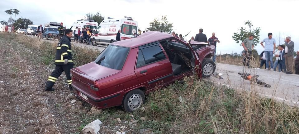 MİNİBÜSLE OTOMOBİL KAFA KAFAYA ÇARPIŞTI: 2 YARALI