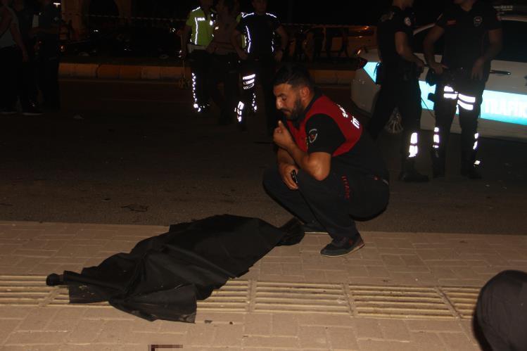 ŞANLIURFA'DA FECİ KAZA: 5 ÖLÜ, 3 YARALI OTOMOBİL PARKA GİDEN KALABALIĞIN ARASINA DALDI KAZADA 5 ÇOCUK HAYATINI KAYBEDERKEN, 3 KİŞİ İSE AĞIR YARALANDI