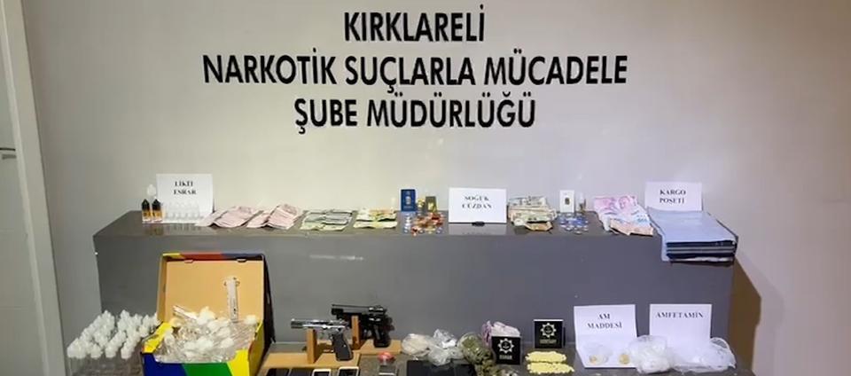 UYUŞTURUCU TACİRLERİNİN YENİ YÖNTEMİ POLİSLERİN GÖZÜNDEN KAÇMADI: KARGO İLE TESLİM EDİYORLARMIŞ KIRKLARELİ MERKEZLİ 27 İLDE UYUŞTURUCU OPERASYONU: 63 GÖZALTI