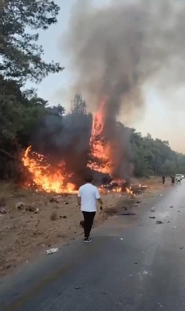 BODRUM'DA MOTOSİKLETLE ÇARPIŞAN ARAÇTA YANGIN ÇIKTI: 1 ÖLÜ, 2 YARALI