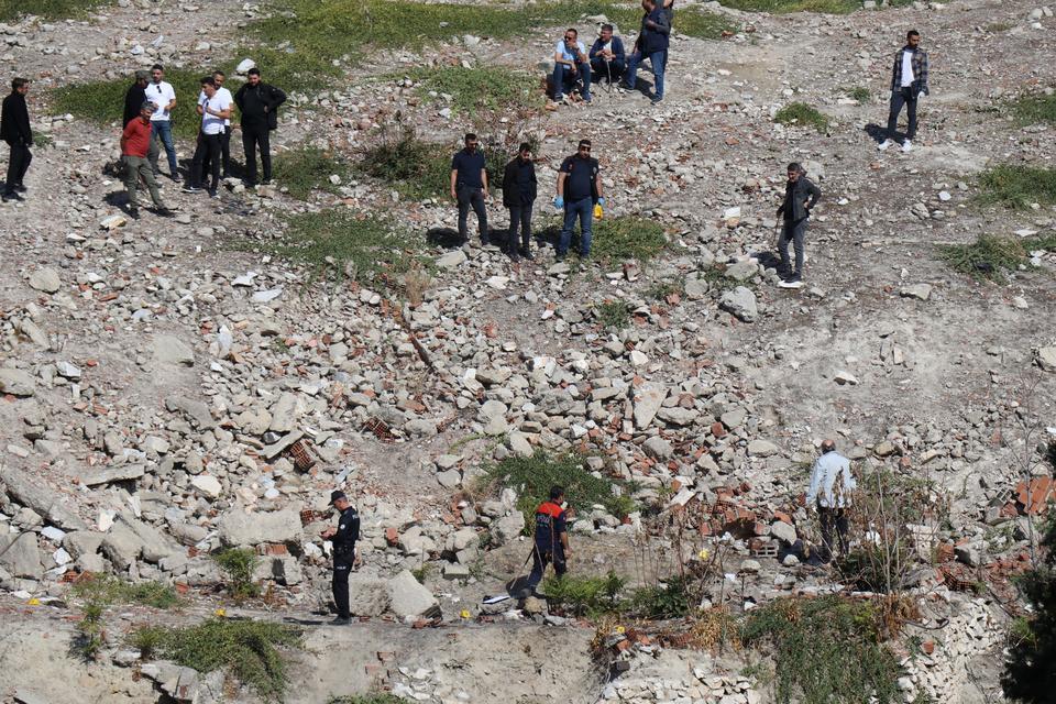 BOŞ ARAZİDE İNSAN KEMİKLERİ BULUNDU KEMİKLERİN KAYIP ALZHEİMER HASTASI KADINA AİT OLDUĞU DEĞERLENDİRİLİYOR