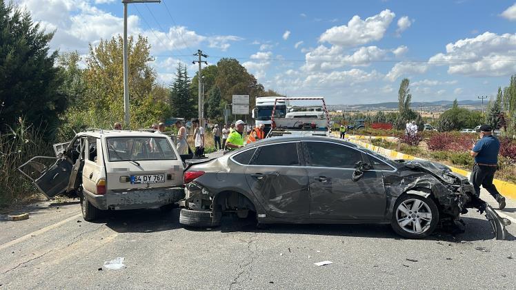 UŞAK'TA OTOMOBİLLER ÇARPIŞTI: 1 ÖLÜ, 4 YARALI