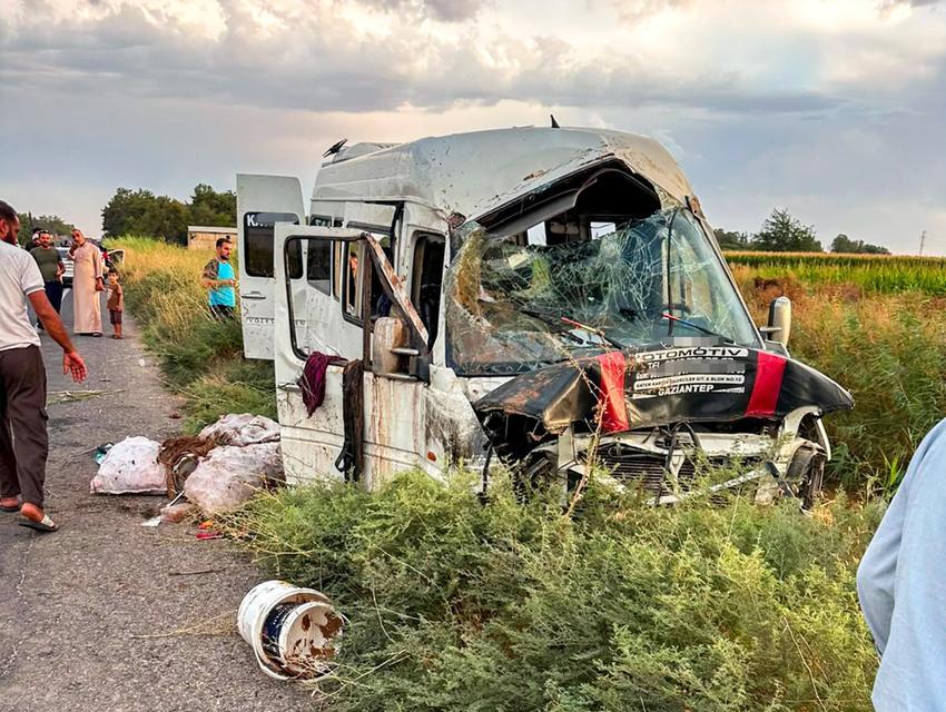 İşçileri taşıyan servis tahliye kanalına devrildi: 15 yaralı