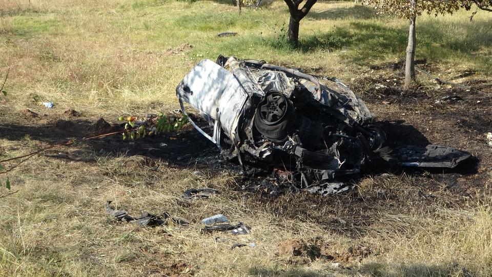 KONTROLDEN ÇIKIP BAHÇEYE UÇAN ARAÇ YANARAK KÜLE DÖNDÜ: 2 ÖLÜ